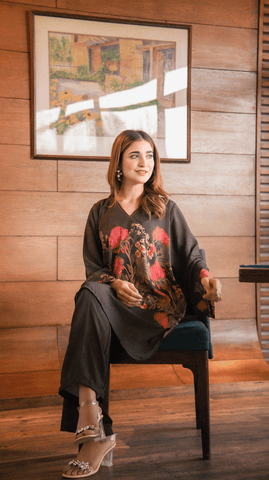 Black Rosebuds and Green Vines - AREEJ | Online