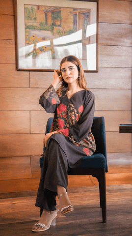 Black Rosebuds and Green Vines - AREEJ | Online